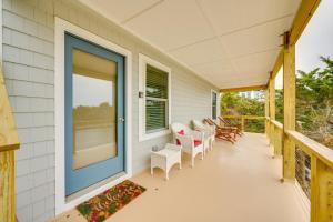 Balcon ou terrasse dans l'établissement Waterfront Getaway with Dock and Views in Ocracoke!
