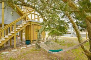 Jardin de l'établissement Waterfront Getaway with Dock and Views in Ocracoke!