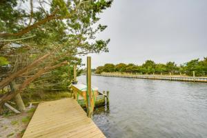 Zdjęcie z galerii obiektu Scenic Escape with Dock 1 Mi to Ocracoke Lighthouse w mieście Ocracoke
