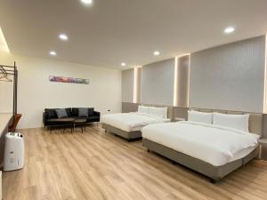 Una cama o camas en una habitación de leisurely Inn