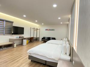 Una cama o camas en una habitación de leisurely Inn