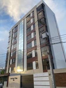 ein hohes Gebäude mit vielen Fenstern in der Unterkunft Excelente AP - Próximo a Shopping, Parque do Povo, Mercado in Campina Grande