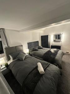 two beds in a hotel room with two beds sidx sidx sidx at Luxury Detached holiday home Near BHX, JLR, NEC in Birmingham