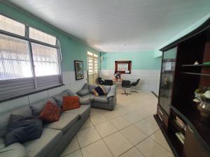 un soggiorno con un divano e un tavolo di CASA 5 MINUTOS Da PRAIA De ARACAJU ad Aracaju Altre 9 foto