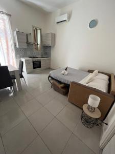 Biały pokój z łóżkiem i kuchnią w obiekcie B&B Regina Rooms w mieście Avola