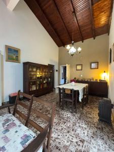 a dining room with a table and chairs in a room at La casona de Betina in Posadas +11 photos