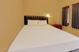 Postel nebo postele na pokoji v ubytování Capital O 92747 Ombak Cafe & Homestay