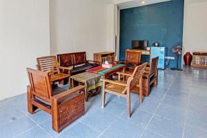 Posezení v ubytování Capital O 92747 Ombak Cafe & Homestay