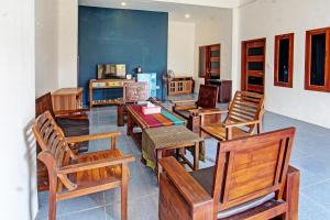 Posezení v ubytování Capital O 92747 Ombak Cafe & Homestay