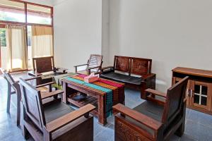Posezení v ubytování Capital O 92747 Ombak Cafe & Homestay