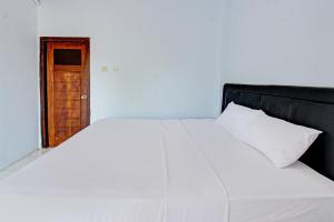 Postel nebo postele na pokoji v ubytování Capital O 92747 Ombak Cafe & Homestay