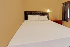 Postel nebo postele na pokoji v ubytování Capital O 92747 Ombak Cafe & Homestay