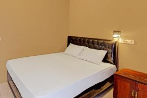 Postel nebo postele na pokoji v ubytování Capital O 92747 Ombak Cafe & Homestay