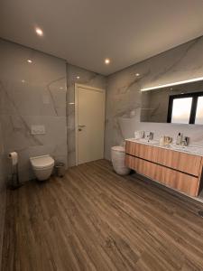 Ένα μπάνιο στο Whitescape Casa de Férias +13 φωτογραφίες