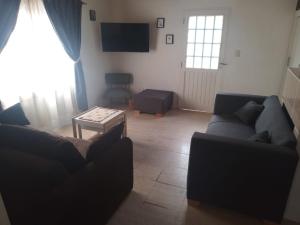 Una sala de estar con dos sofás y una mesa. en Nido Verde, en San Rafael