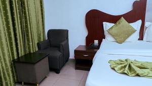 Postel nebo postele na pokoji v ubytování Crownedge Hotels