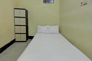 Ένα ή περισσότερα κρεβάτια σε δωμάτιο στο Hotel O Penginapan 3 Bersaudara Near Pasar Sengkol +18 φωτογραφίες