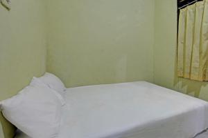Ένα ή περισσότερα κρεβάτια σε δωμάτιο στο Hotel O Penginapan 3 Bersaudara Near Pasar Sengkol
