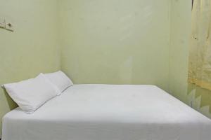 Ένα ή περισσότερα κρεβάτια σε δωμάτιο στο Hotel O Penginapan 3 Bersaudara Near Pasar Sengkol