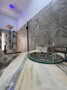 Koupelna v ubytování RIAD ESMERALDA By Dar Ouezzani + 37 fotografií