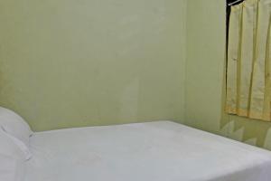 Ένα ή περισσότερα κρεβάτια σε δωμάτιο στο Hotel O Penginapan 3 Bersaudara Near Pasar Sengkol