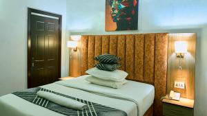 Ένα ή περισσότερα κρεβάτια σε δωμάτιο στο Crownedge Hotels