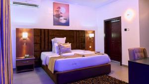 Ένα ή περισσότερα κρεβάτια σε δωμάτιο στο Crownedge Hotels