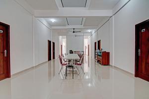 a dining room with a table and chairs at Hotel O Penginapan Sarinah SyariahNearRM Beringin Indah in Pelalawan