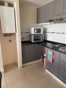 een keuken met een fornuis en een magnetron bij Antártida Argentina 63 in Ushuaia