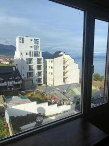 een raam met uitzicht op een groot gebouw bij Antártida Argentina 63 in Ushuaia +158 foto's