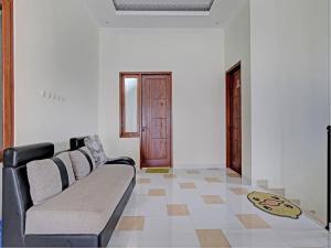 Posezení v ubytování OYO Life 92935 Ayu Kost Eksklusif