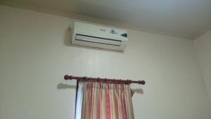 EnrekangHotel O Wisma Astukara Syariah Near Sejahtera Department Store Pinrang的墙上有空调的房间