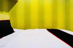 Postel nebo postele na pokoji v ubytování Collection O 92981 Apartemen The Jarrdin By Gold Suites Property