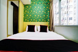 Postel nebo postele na pokoji v ubytování Collection O 92981 Apartemen The Jarrdin By Gold Suites Property