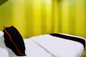 Postel nebo postele na pokoji v ubytování Collection O 92981 Apartemen The Jarrdin By Gold Suites Property