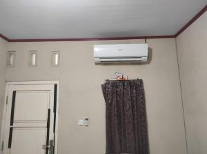 EnrekangHotel O Wisma Astukara Syariah Near Sejahtera Department Store Pinrang的墙上有空调的房间