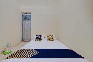 Letto o letti in una camera di SPOT ON 92934 Nusantara Syariah