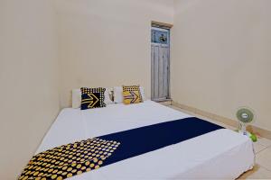 Letto o letti in una camera di SPOT ON 92934 Nusantara Syariah