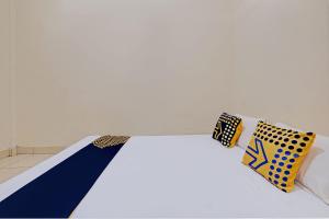 Letto o letti in una camera di SPOT ON 92934 Nusantara Syariah