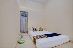 Letto o letti in una camera di SPOT ON 92934 Nusantara Syariah