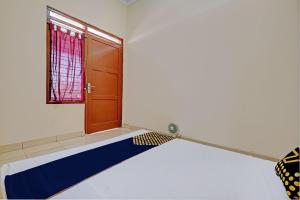Letto o letti in una camera di SPOT ON 92934 Nusantara Syariah