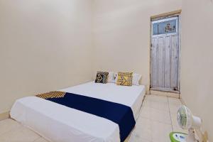 Letto o letti in una camera di SPOT ON 92934 Nusantara Syariah