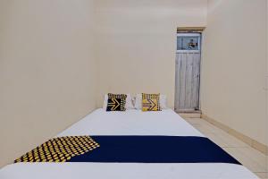 Letto o letti in una camera di SPOT ON 92934 Nusantara Syariah