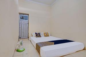Letto o letti in una camera di SPOT ON 92934 Nusantara Syariah