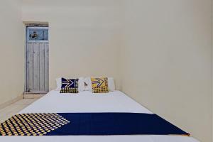Letto o letti in una camera di SPOT ON 92934 Nusantara Syariah