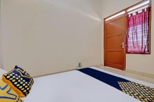 Letto o letti in una camera di SPOT ON 92934 Nusantara Syariah