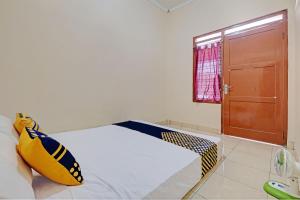 Letto o letti in una camera di SPOT ON 92934 Nusantara Syariah