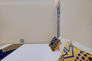 Letto o letti in una camera di SPOT ON 92934 Nusantara Syariah