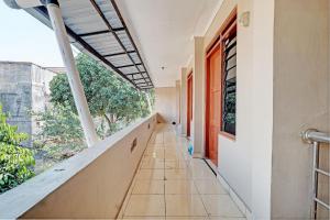 un corridoio vuoto in un edificio con finestra di SPOT ON 92934 Nusantara Syariah a Yogyakarta