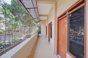un corridoio vuoto di un edificio con una grande finestra di SPOT ON 92934 Nusantara Syariah a Yogyakarta